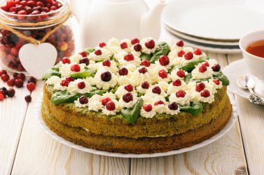 Ispanaklı kek krem ve kızılcık.