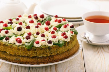 Ispanaklı kek krem ve kızılcık.