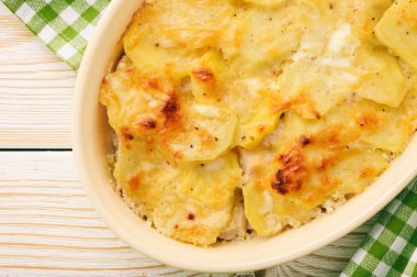 Tavuk, patates, pırasa ve peynir ile güveç.