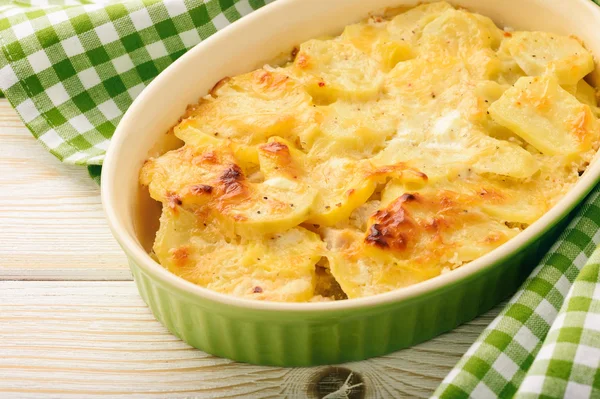 Casseruola con pollo, patate, porro e formaggio . — Foto Stock