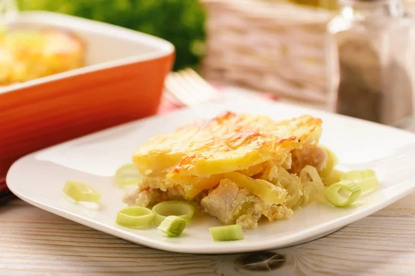 Casseruola con pollo, patate, porro e formaggio . — Foto Stock