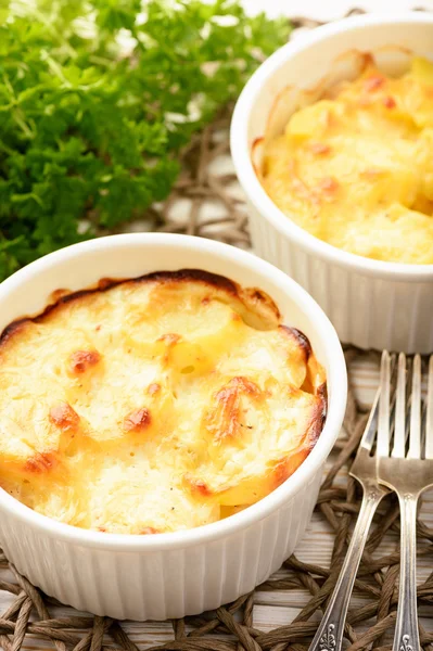 Cacerola con pollo, patatas, puerro y queso . —  Fotos de Stock