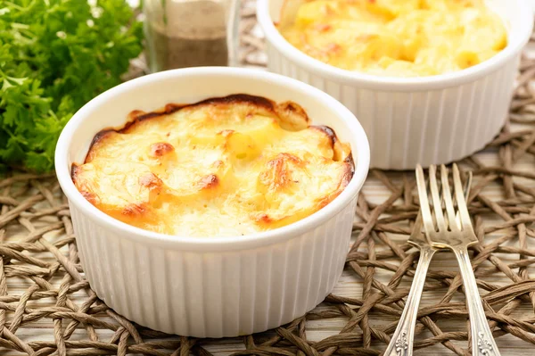 Cacerola con pollo, patatas, puerro y queso . —  Fotos de Stock