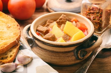 Sıcak çorba gulaş kahverengi ahşap tablo.