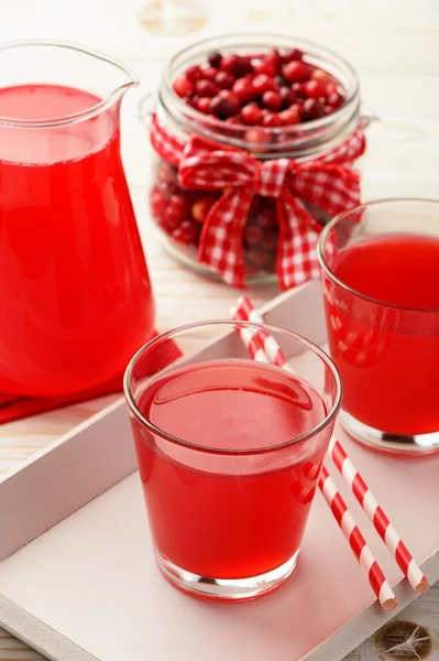 Kissel arándano en vasos sobre mesa blanca . — Foto de Stock