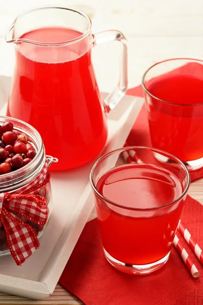 Kissel arándano en vasos sobre mesa blanca . — Foto de Stock