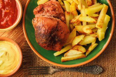 Pişmiş domuz knuckle kavrulmuş patates ile.