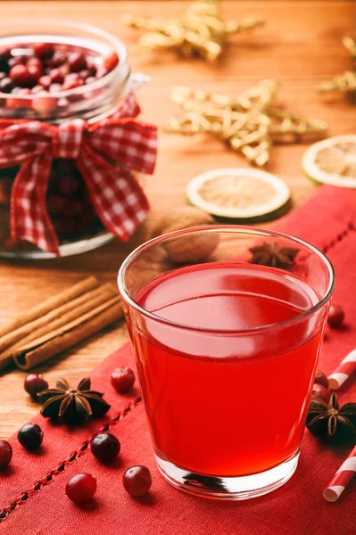 Bebida de Navidad - kissel de arándano en la mesa festiva . — Foto de Stock