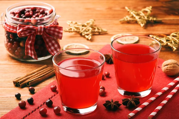 Bebida de Navidad - kissel de arándano en la mesa festiva . — Foto de Stock