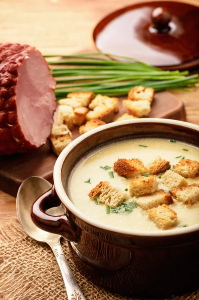 Beer soup with chicken fillet, ham and cheese. — Stock Photo, Image