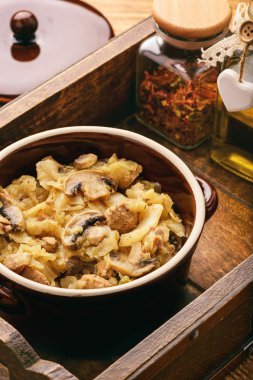 Eti ve mantar ile haşlanmış lahana.