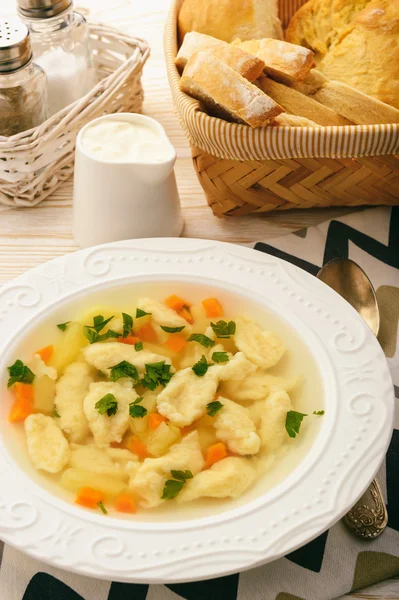 Суп с пельменями на белом фоне . — стоковое фото