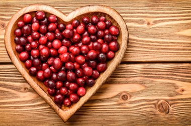 Kızılcık kahverengi ahşap zemin üzerinde ahşap tepsi.