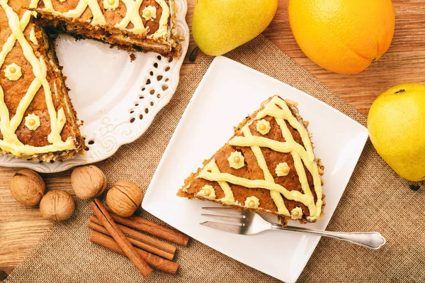 Bolo de abóbora com creme e frutas no fundo de madeira . — Fotografia de Stock