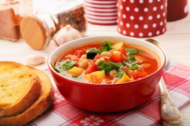 Pastırma ve sebze ile sıcak fasulye çorbası.
