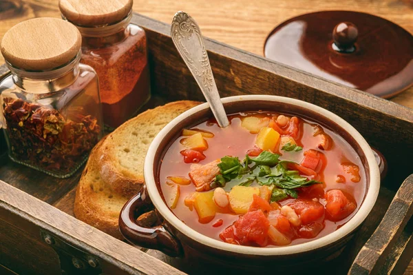 Heiße Bohnensuppe mit Speck und Gemüse. — Stockfoto