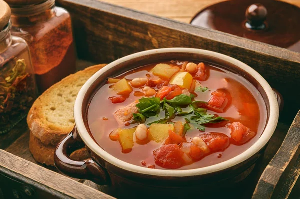 Heiße Bohnensuppe mit Speck und Gemüse. — Stockfoto