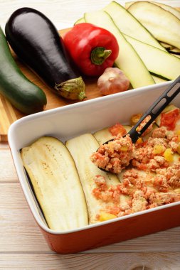 Tavuk, patlıcan, kabak ve domates ile güveç. Pişirme işlemi.