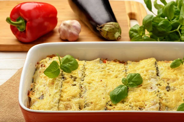 Cacerola con pollo, berenjena, calabacín y tomates . —  Fotos de Stock
