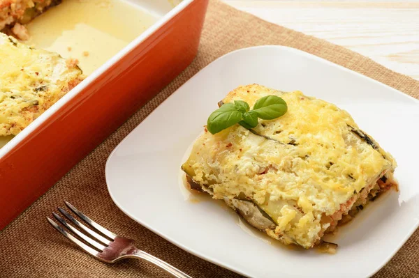 Auflauf mit Huhn, Auberginen, Zucchini und Tomaten. — Stockfoto