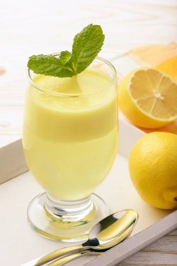 Limon jöle köpük beyaz tepsi ile.