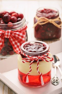 Lezzetli tatlı - berry jöle jöle meyveleri ve vanilya puding ile.