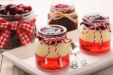 Lezzetli tatlı - berry jöle jöle meyveleri ve vanilya puding ile.