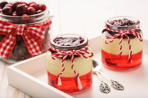 Вкусный десерт - ягодное желе с ванильным пудингом и желейными ягодами . — стоковое фото