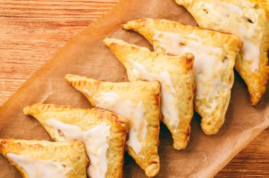 Elma ve tarçın ile puf hamur işleri.