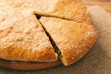 Ahşap masa kıyılmış etli lezzetli pasta.