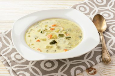 Kabak, havuç ve patates ile vejetaryen çorbası.
