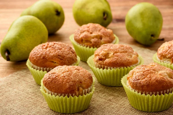 Söta muffins med päron, ingefära och kanel. — Stockfoto