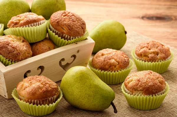 Muffins doces com peras, gengibre e canela . — Fotografia de Stock