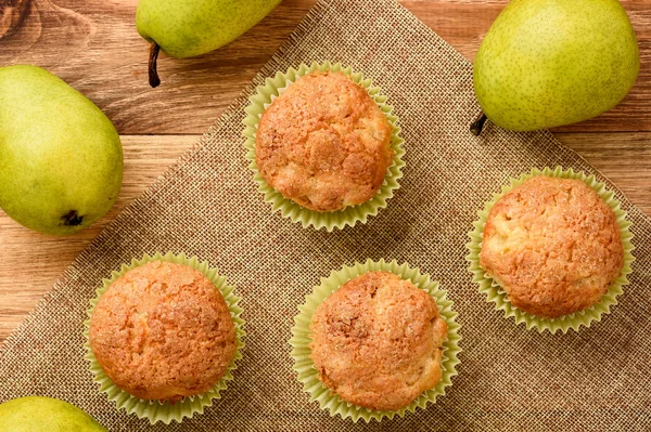 Süße Muffins mit Birnen, Ingwer und Zimt. — Stockfoto