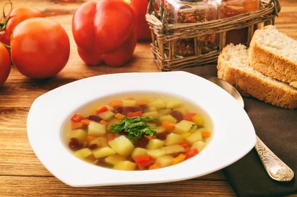 Zuppa vegetariana trasparente con fagioli e verdure . — Foto Stock