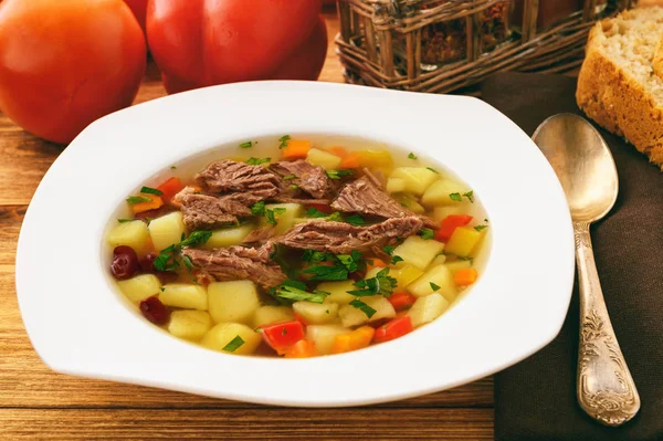 Прозрачный мясной суп с бобами и овощами . — стоковое фото