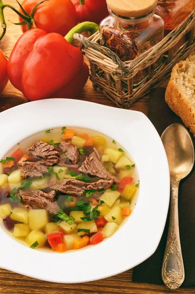 Прозорий м'ясний суп з квасолею та овочами . — стокове фото