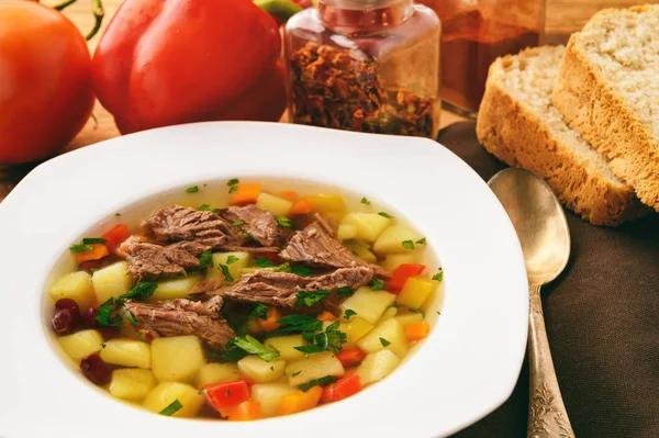 Чистий м'ясний суп з квасолею та овочами . — стокове фото
