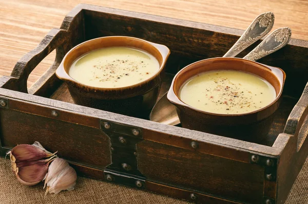 Чеснок крем суп с сыром на коричневом деревянном фоне . — стоковое фото