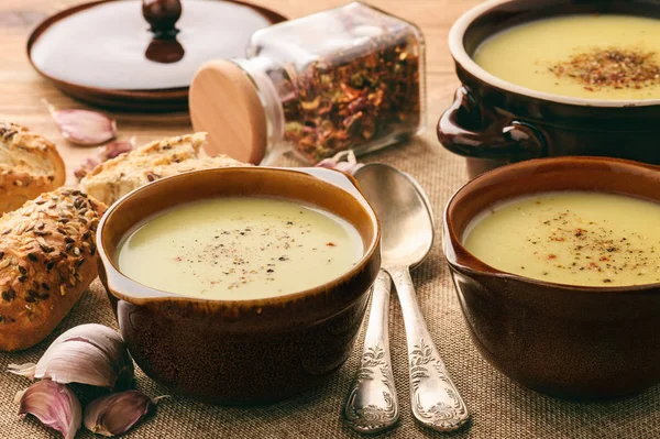 Чеснок крем суп с сыром на коричневом деревянном фоне . — стоковое фото