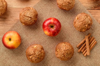 Elma ve tarçın ile tatlı çörek.