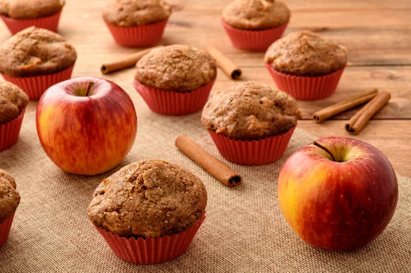 Muffins doces com maçãs e canela . — Fotografia de Stock