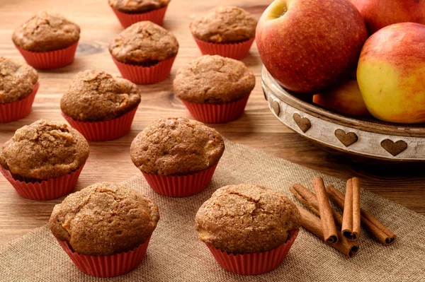 Muffins doces com maçãs e canela . — Fotografia de Stock