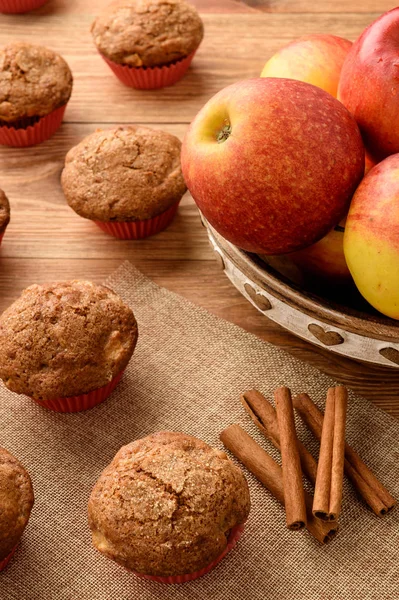 Muffins sucrés aux pommes et cannelle . — Photo