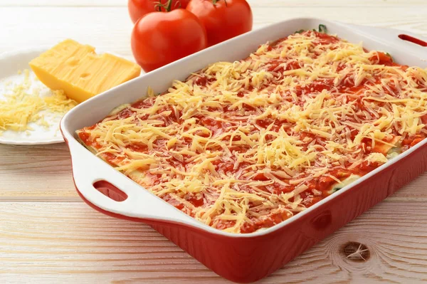 Lasagne con spinaci, ricotta e feta. Processo di cottura . — Foto Stock