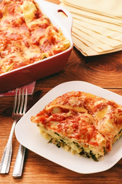 Lasagne con spinaci, ricotta e feta . — Foto Stock