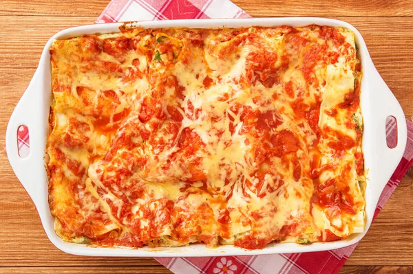 Lasagne con spinaci, ricotta e feta . — Foto Stock