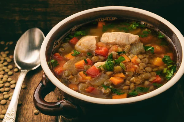 Gorąca zupa z zielonej soczewicy, kurczak, warzywa i przyprawy. — Zdjęcie stockowe