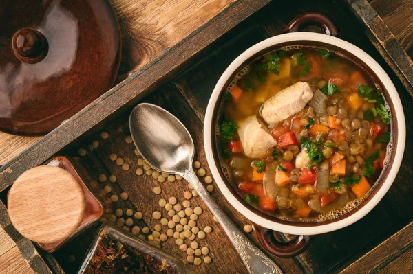 Forró leves, zöld lencse, csirke, zöldségek és fűszerek. — Stock Fotó