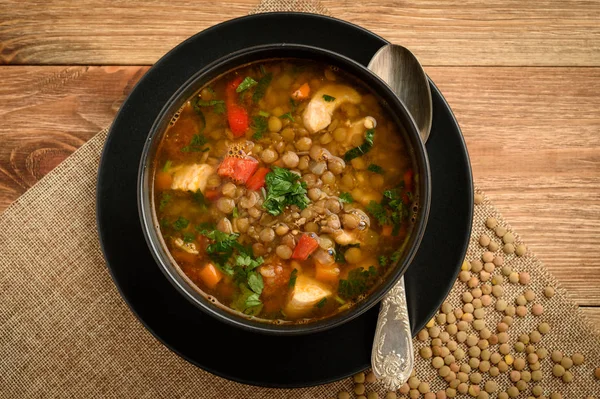 Minestra calda con lenticchie verdi, pollo, verdure e spezie . — Foto Stock